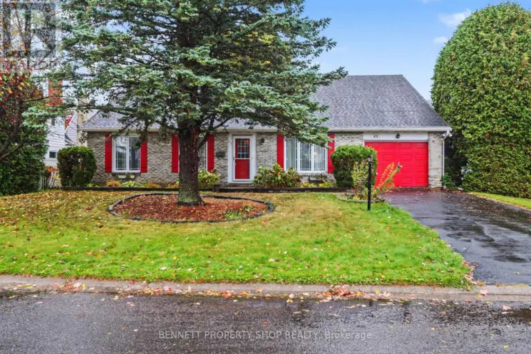 872 Lawnsberry Drive, Ottawa, Ontario K1E 1X7
